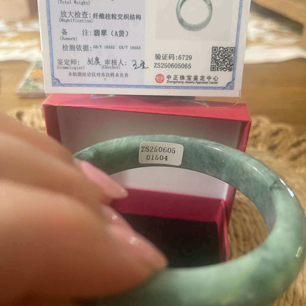 Green Jade Bangle Bracelet with Polished Finish - Picture 2 of 4
